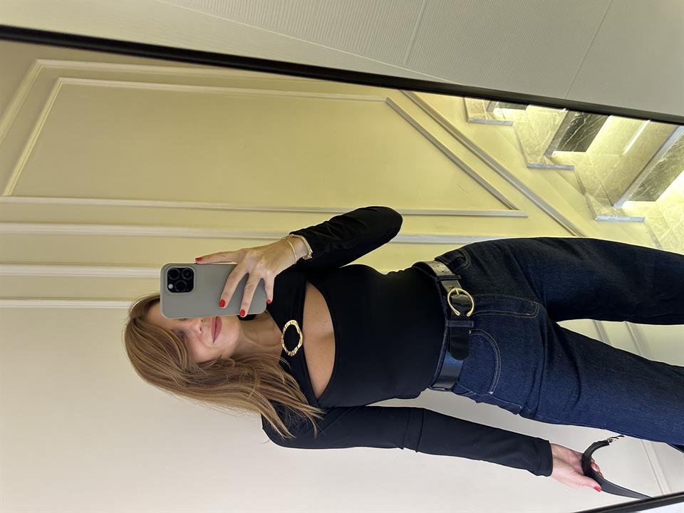 Siyah Göğüs Metal Aksesuarlı Degaje Bluz