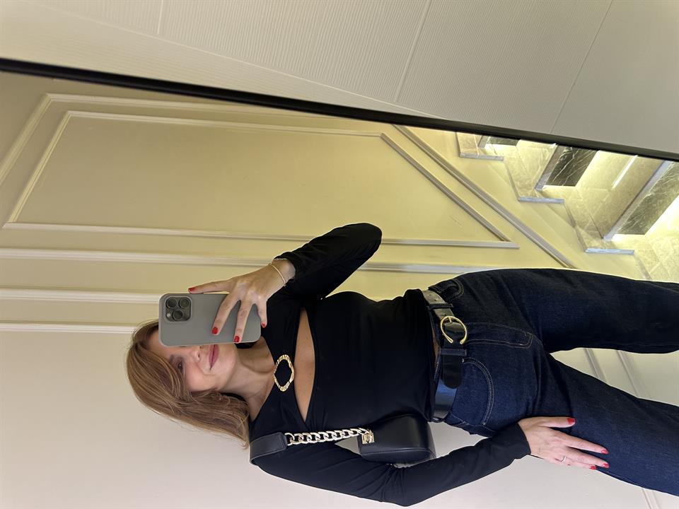 Siyah Göğüs Metal Aksesuarlı Degaje Bluz