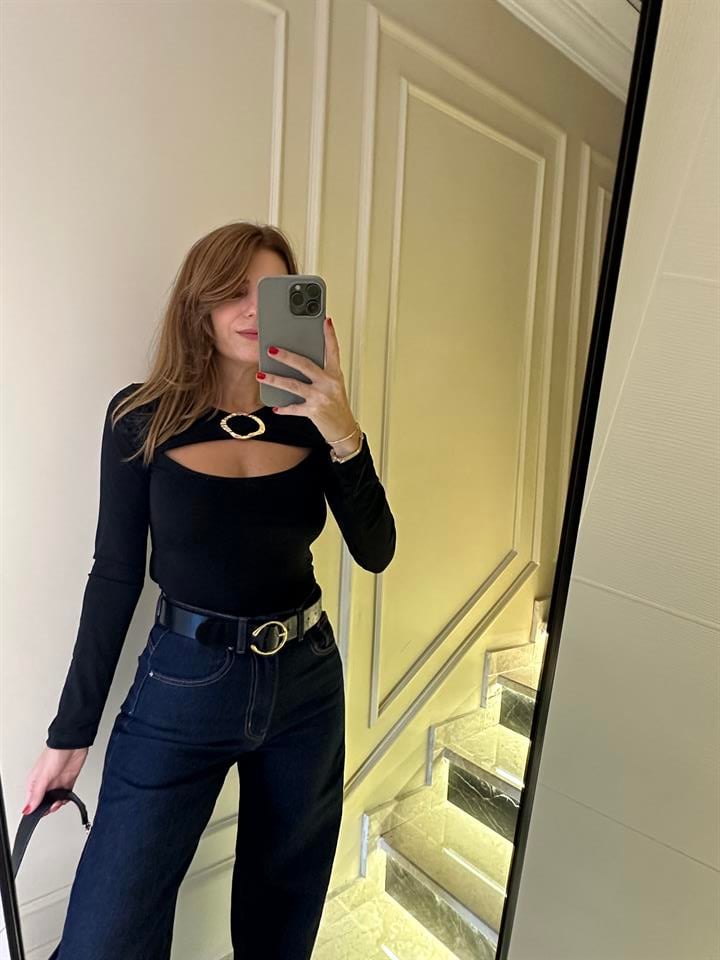 Siyah Göğüs Metal Aksesuarlı Degaje Bluz