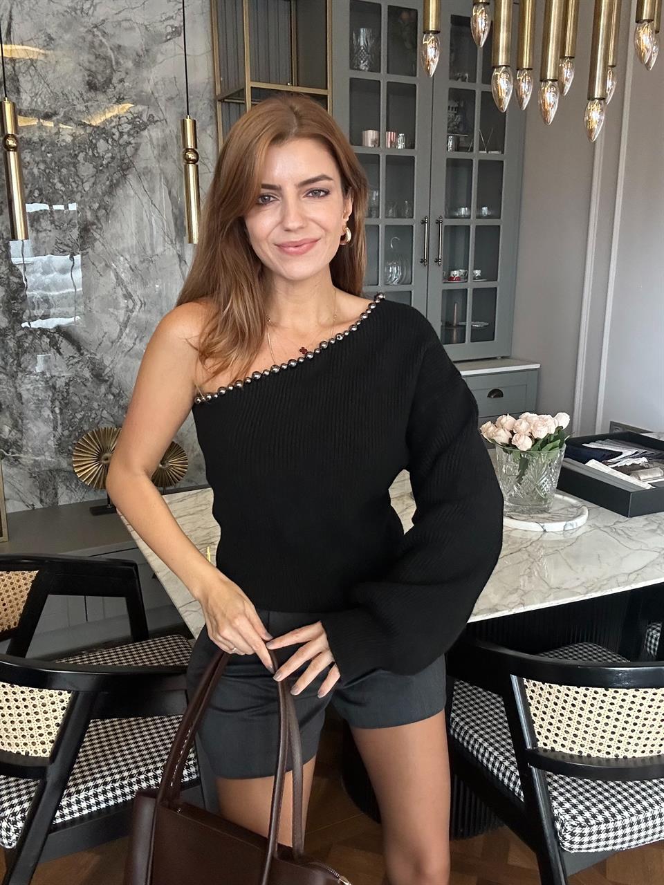 Siyah İnci Detay Tek Omuz Triko Kazak