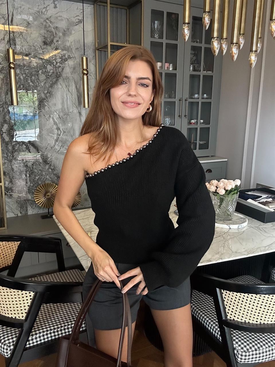 Siyah İnci Detay Tek Omuz Triko Kazak