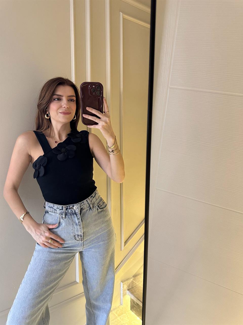 Siyah İncili Çiçek Detay Bluz