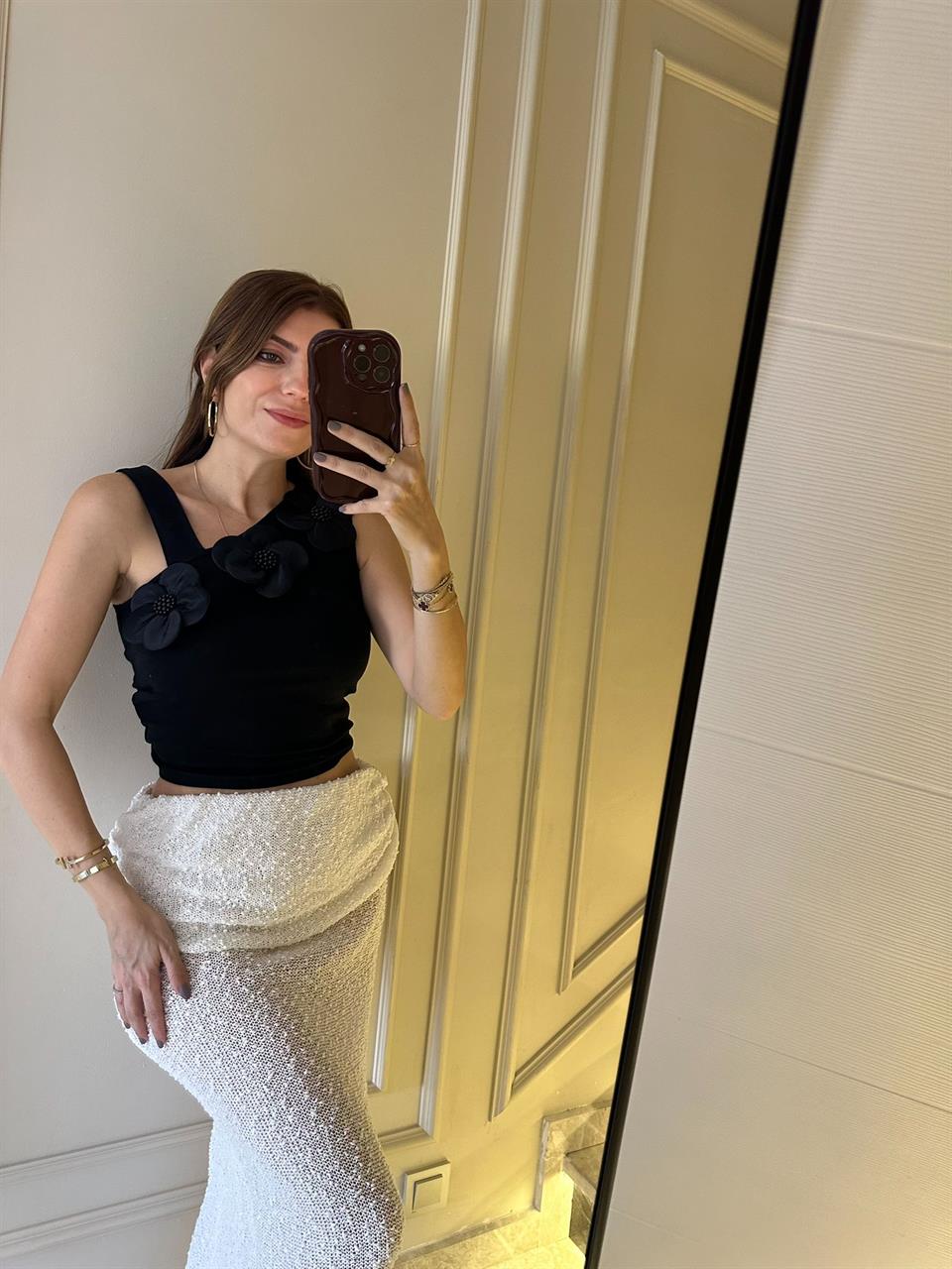Siyah İncili Çiçek Detay Bluz