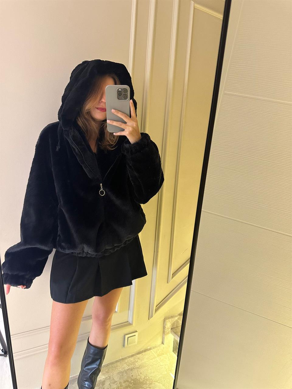 Siyah Kapüşonlu Peluş Mont