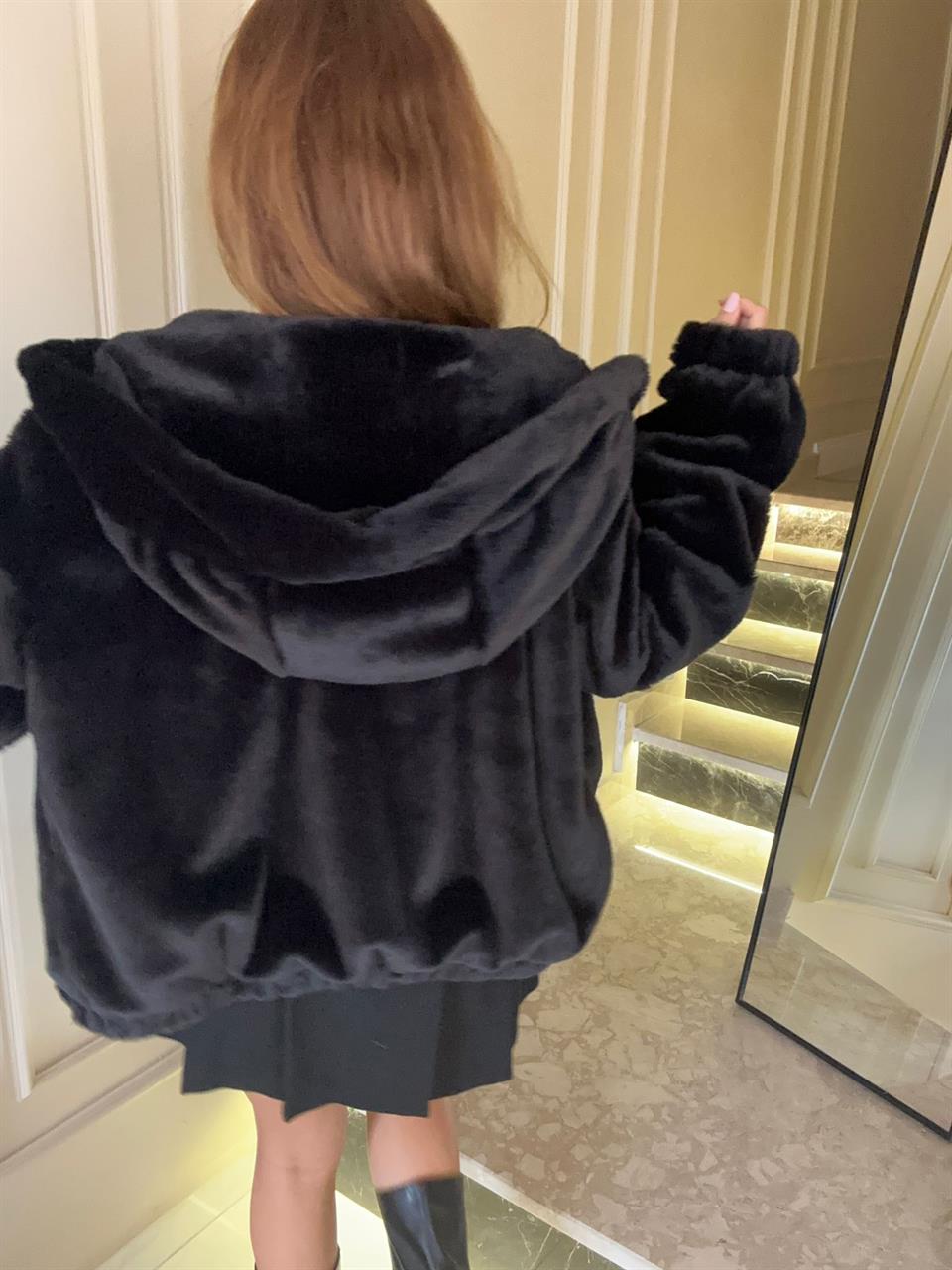 Siyah Kapüşonlu Peluş Mont