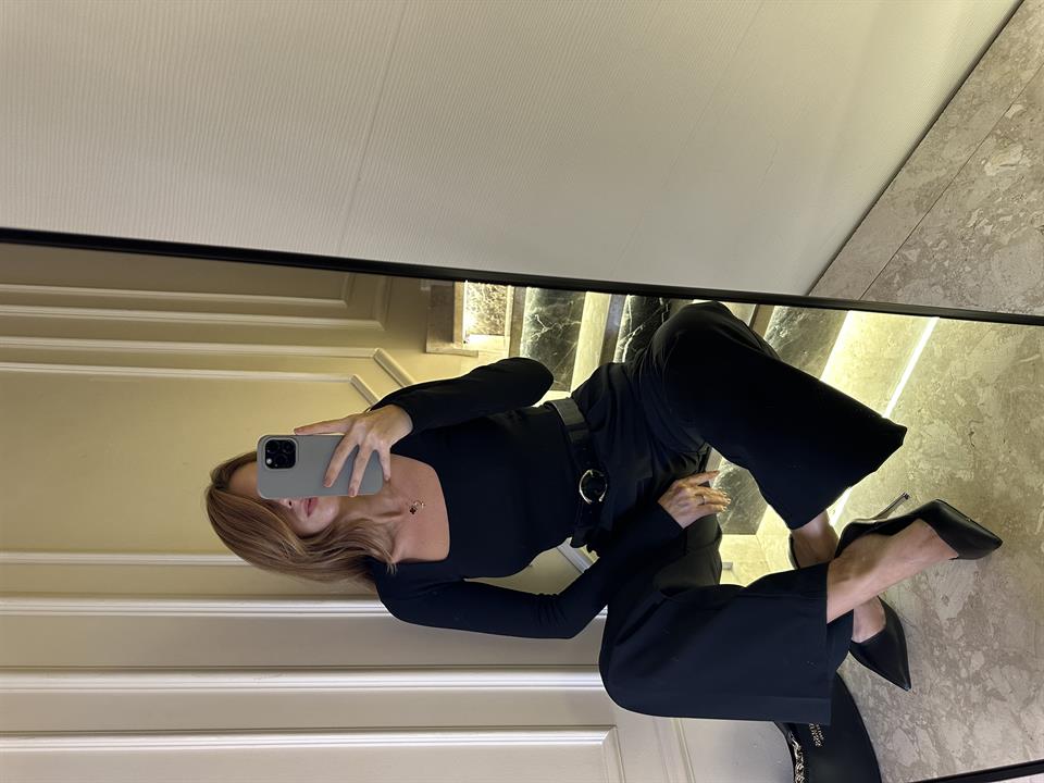 Siyah Kare Yaka Uzun Kol Bluz