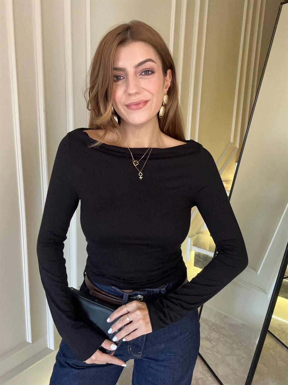 Siyah Kayık Yaka Yan Büzgü Bluz