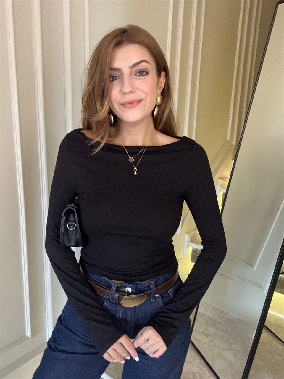 Siyah Kayık Yaka Yan Büzgü Bluz