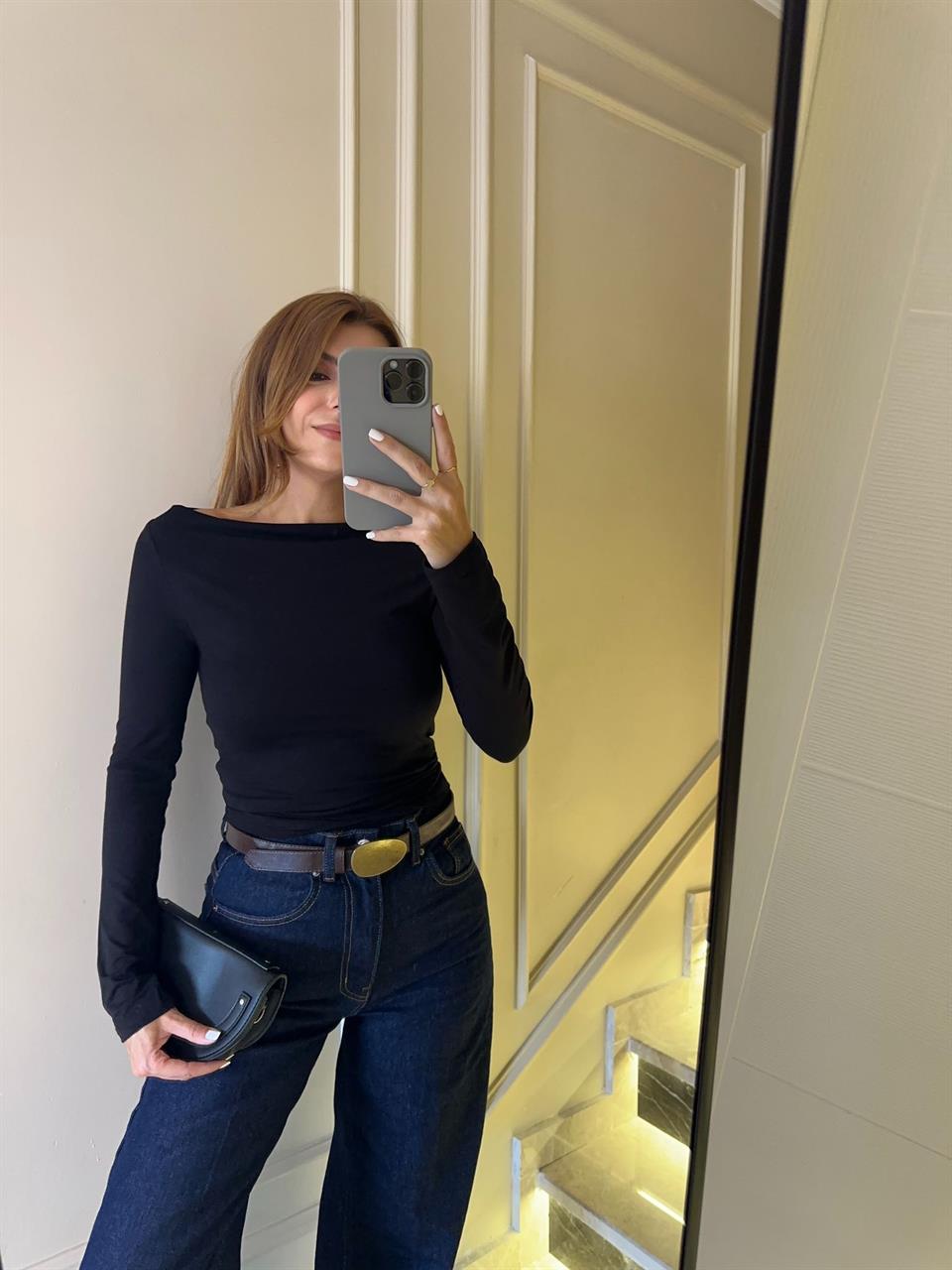 Siyah Kayık Yaka Yan Büzgü Bluz