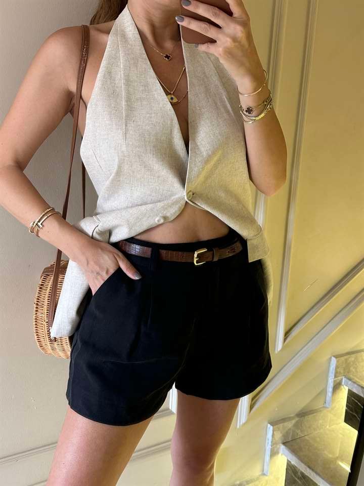 Siyah Kemer Detay Kumaş Şort