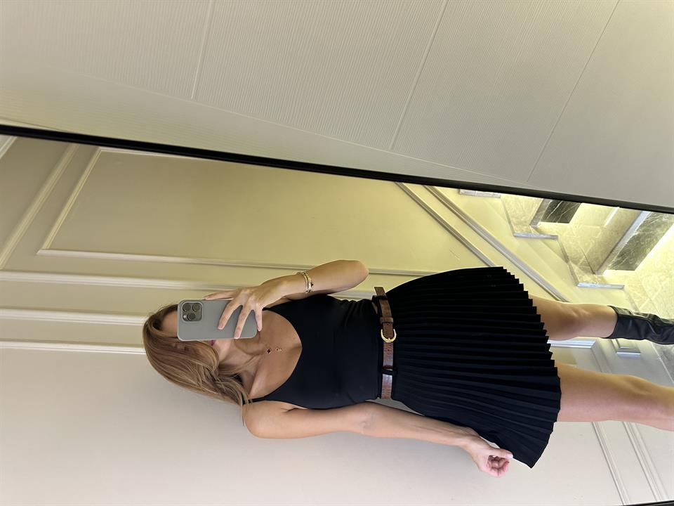 Siyah Kemer Detay Pileli Şort Etek