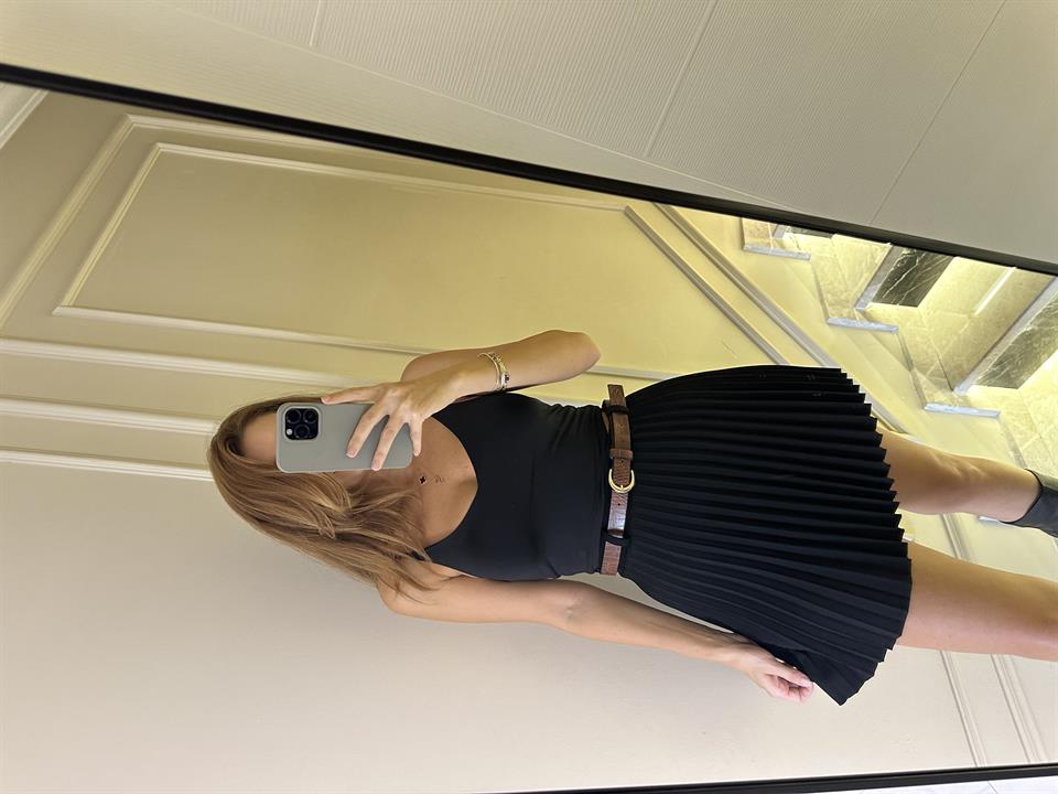 Siyah Kemer Detay Pileli Şort Etek