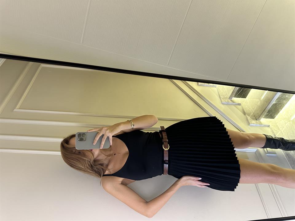 Siyah Kemer Detay Pileli Şort Etek