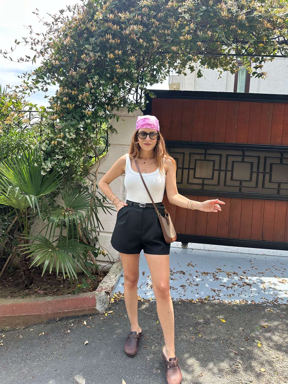 Siyah Kemerli Pileli Kumaş Şort
