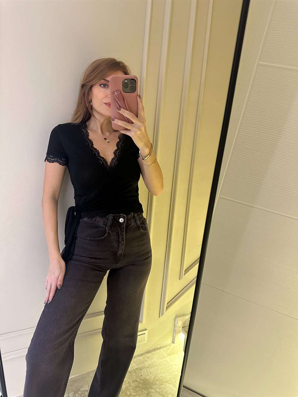 Siyah Kruvaze Yaka Dantel Detay Bağlamalı Bluz