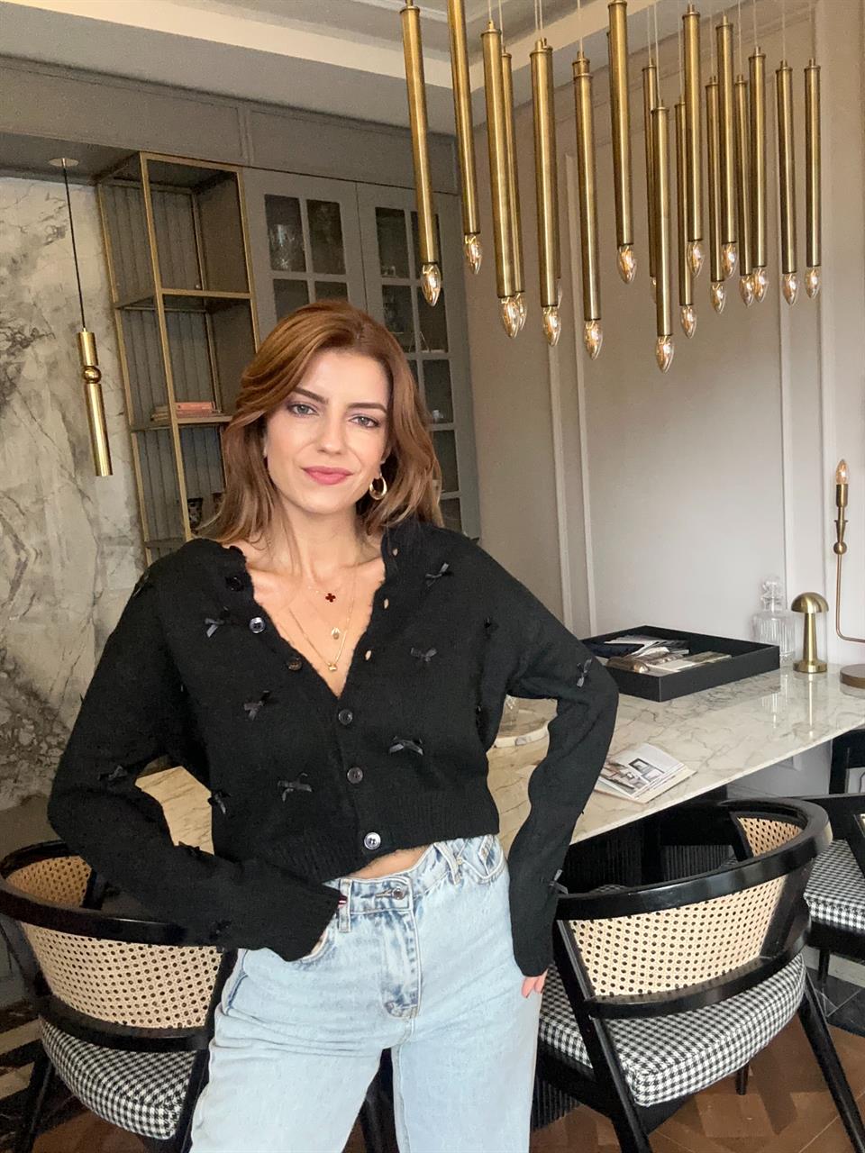 Siyah Kurdeleli Düğmeli Yün Hırka