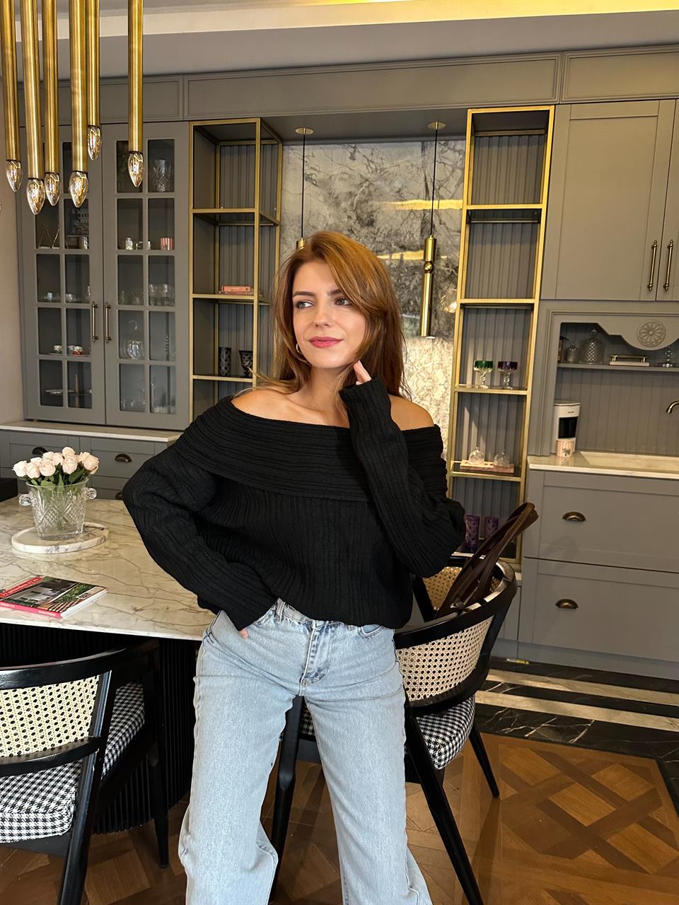 Siyah Madonna Yaka Şardonlu Triko Kazak