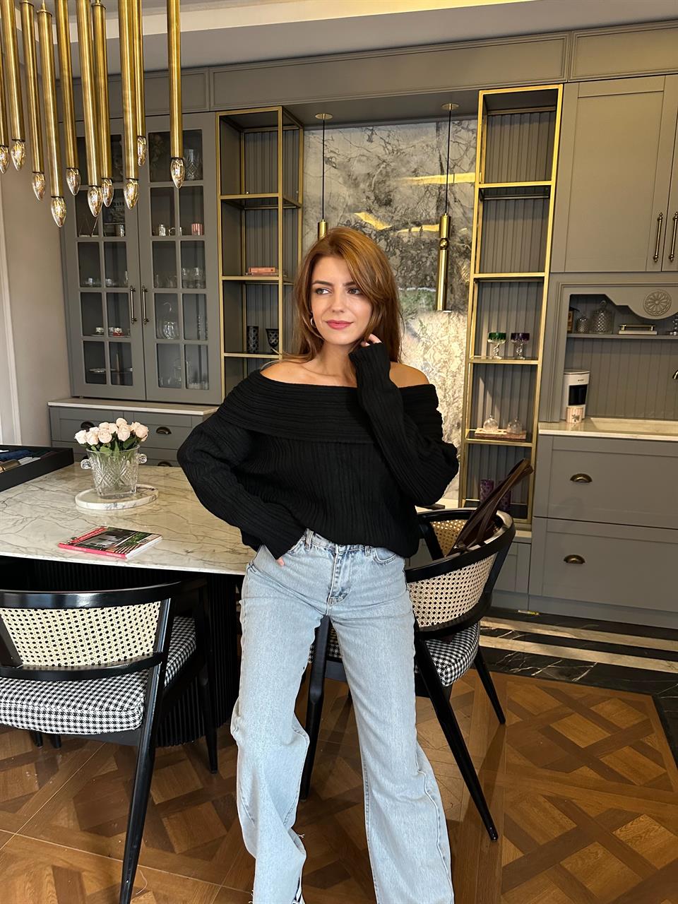 Siyah Madonna Yaka Şardonlu Triko Kazak