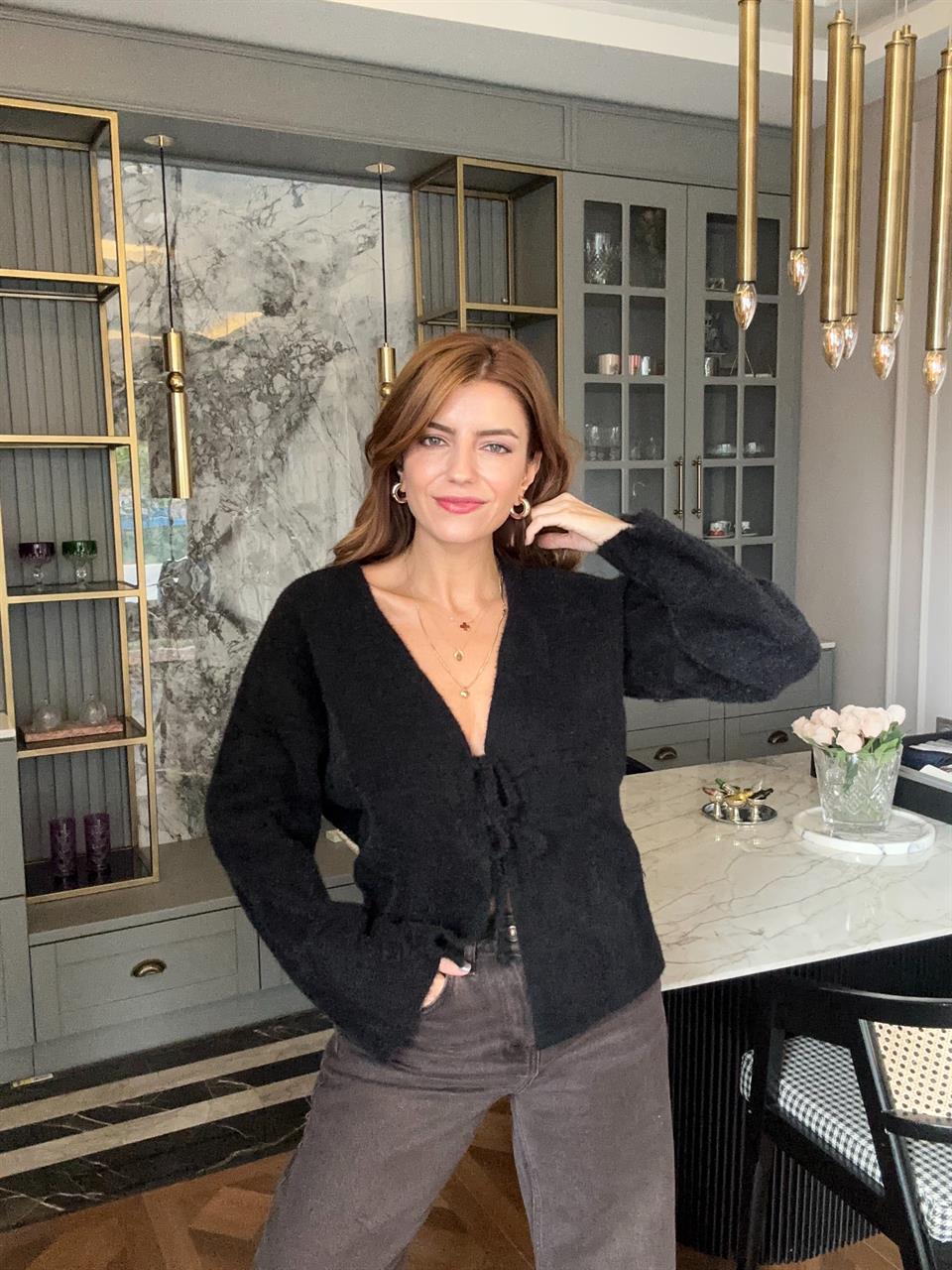 Siyah Önü İpli Sakallı Yumoş Hırka