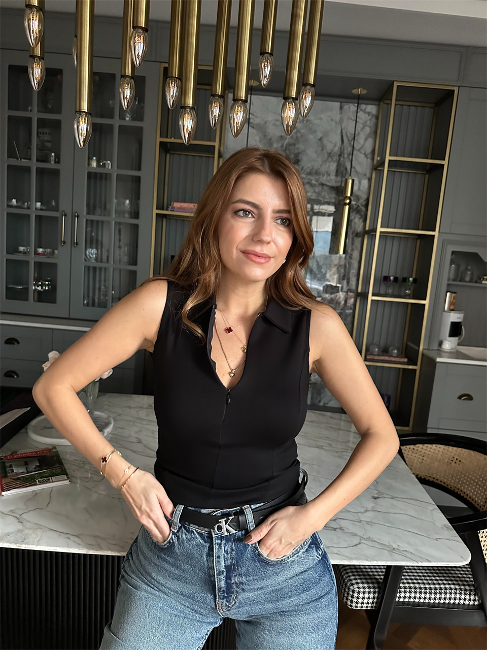 Siyah Polo Yaka Fermuarlı Kolsuz Bluz