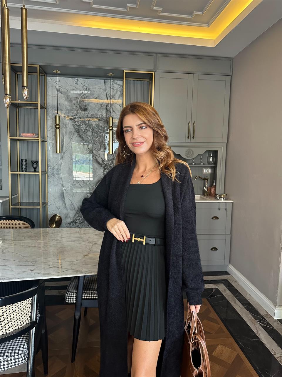 Siyah Sakallı Yumoş Uzun Hırka