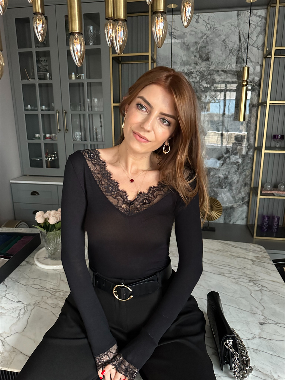 Siyah V Yaka Dantel Viskon Bluz