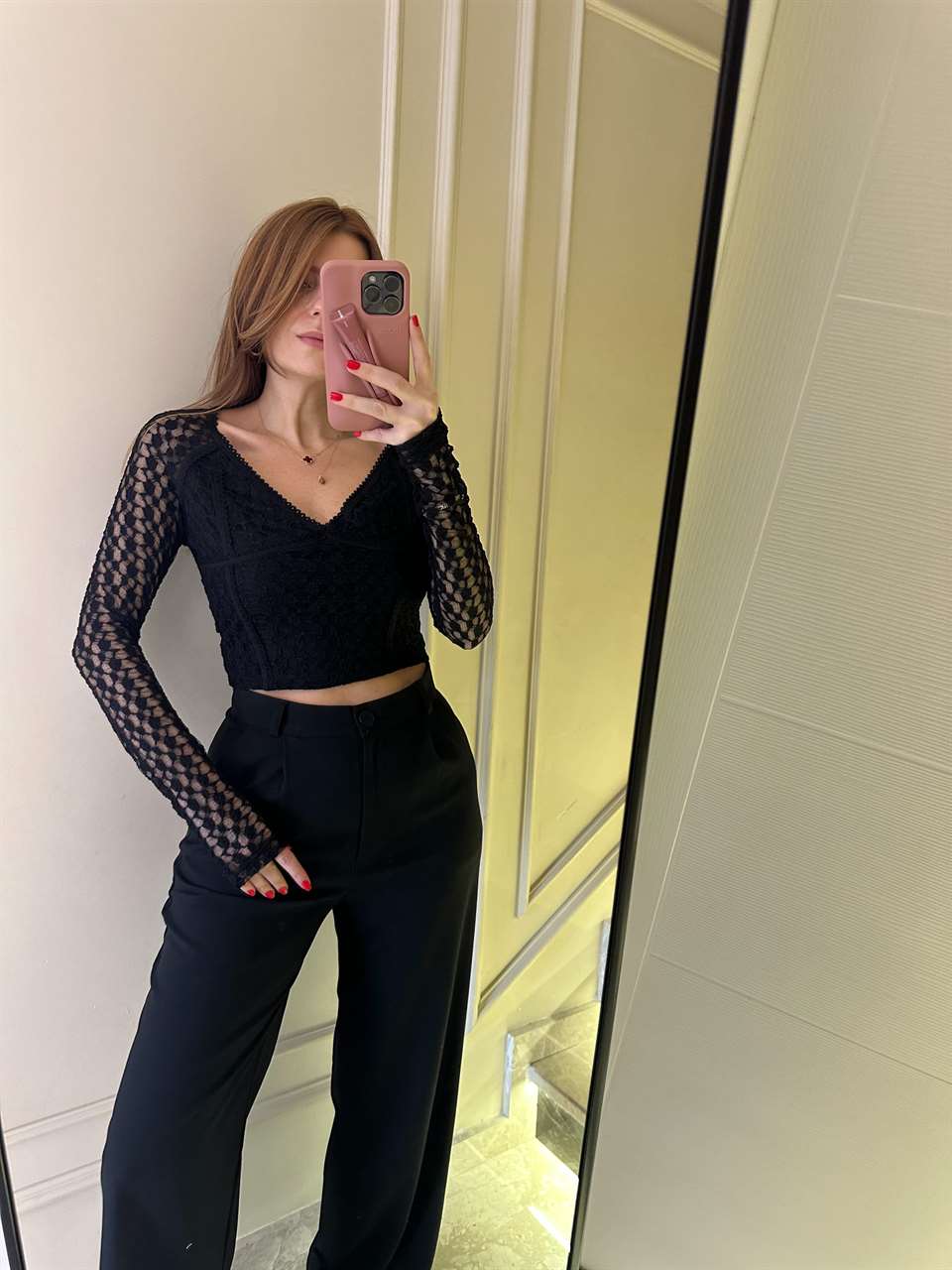 Siyah V Yaka Güpürlü Dantel Bluz