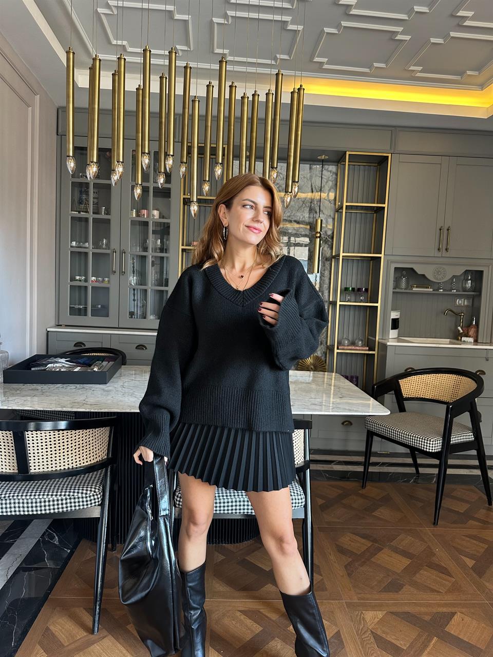 Siyah V Yaka Salaş Triko Kazak