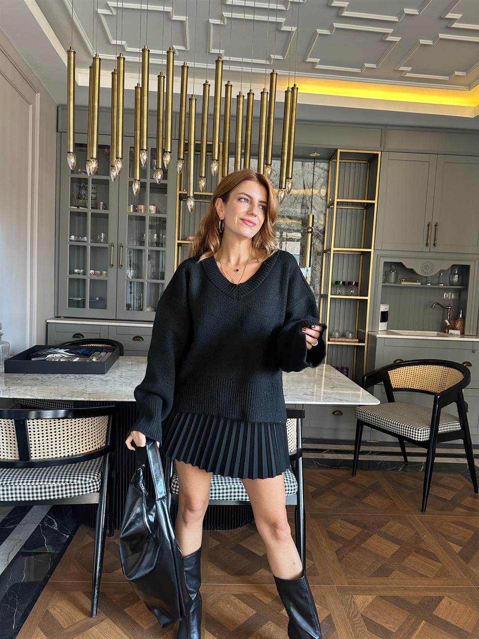 Siyah V Yaka Salaş Triko Kazak