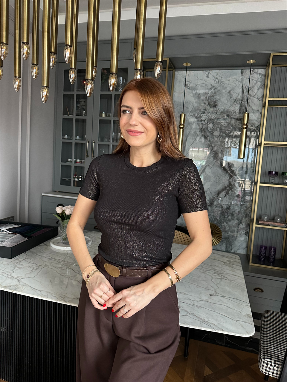 Siyah Varaklı Yaka Biyeli Tişört