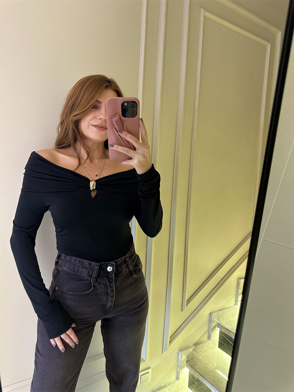 Siyah Yaka Aksesuarlı Madonna Bluz