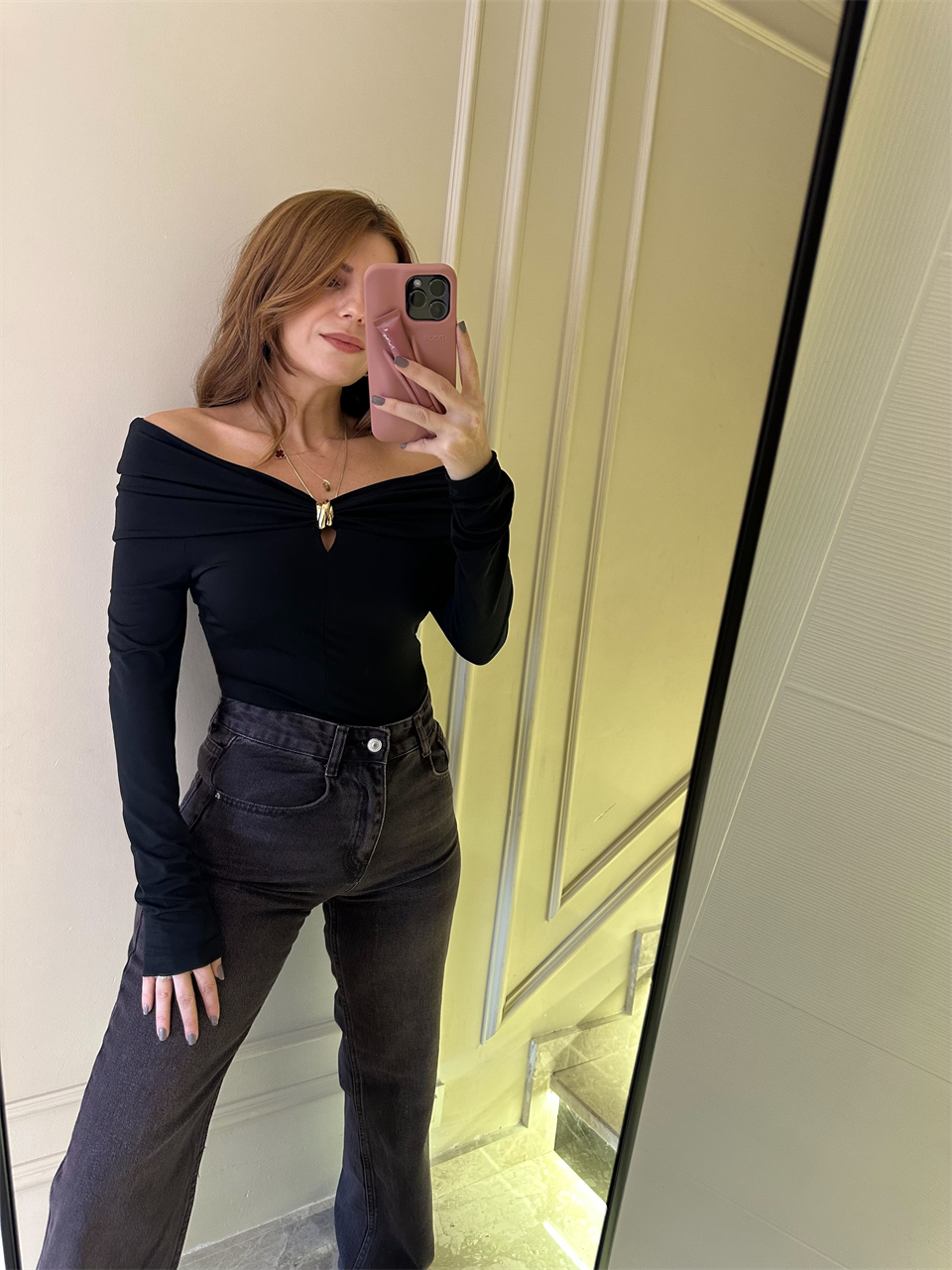 Siyah Yaka Aksesuarlı Madonna Bluz