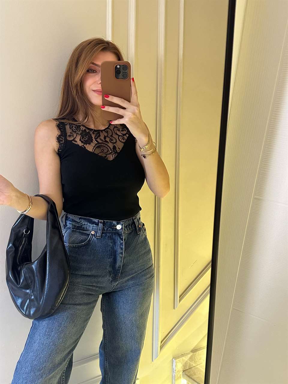 Siyah Yakası Dantel Detaylı Triko Atlet