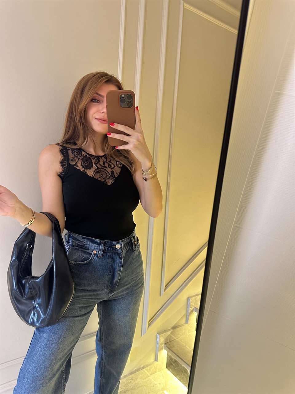 Siyah Yakası Dantel Detaylı Triko Atlet