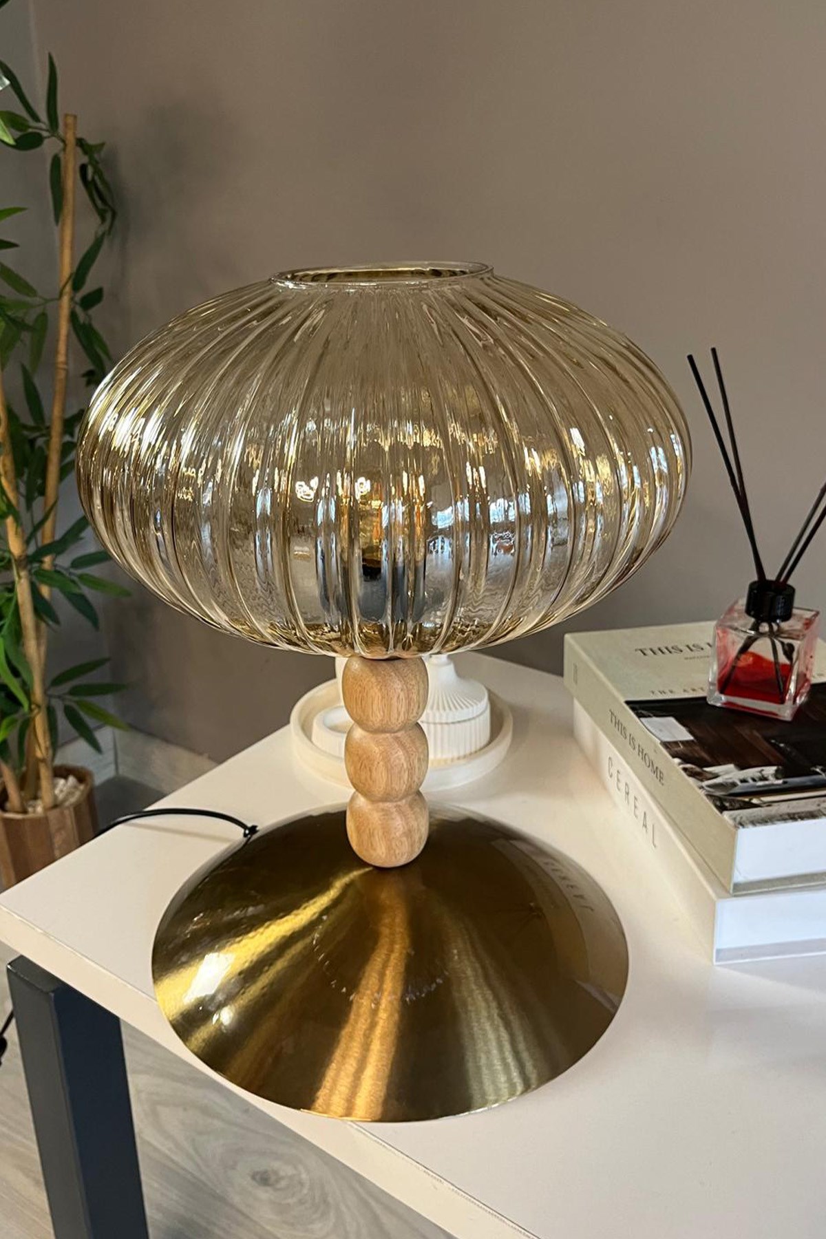Elegant Cam Bal Rengi Üç Boncuk Masa Lambası Dekoratif Masaüstü Aydınlatma Yatak Odası Başucu Lamba