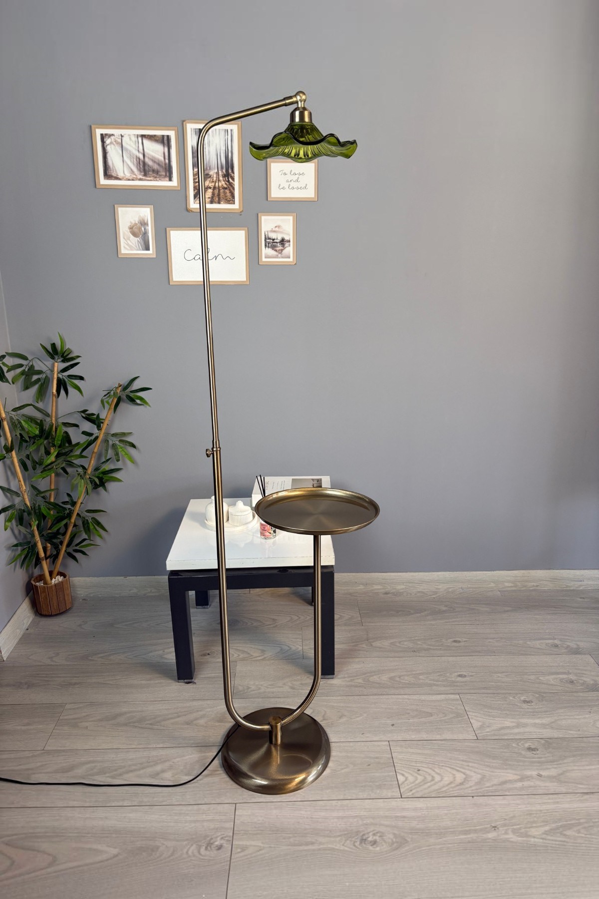 Flora Yeşil Cam Lambader Modern Dekoratif Metal Oturma Odası Zemin Lambası