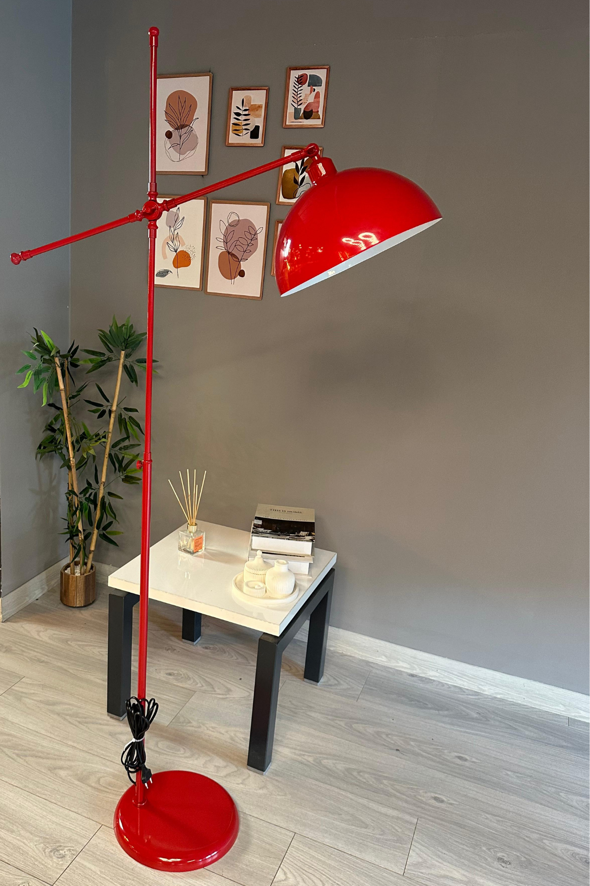 Kırmızı Lambader Hareketli Başlık Modern Dekoratif Metal Oturma Odası Çalışma Odası Zemin Lambası