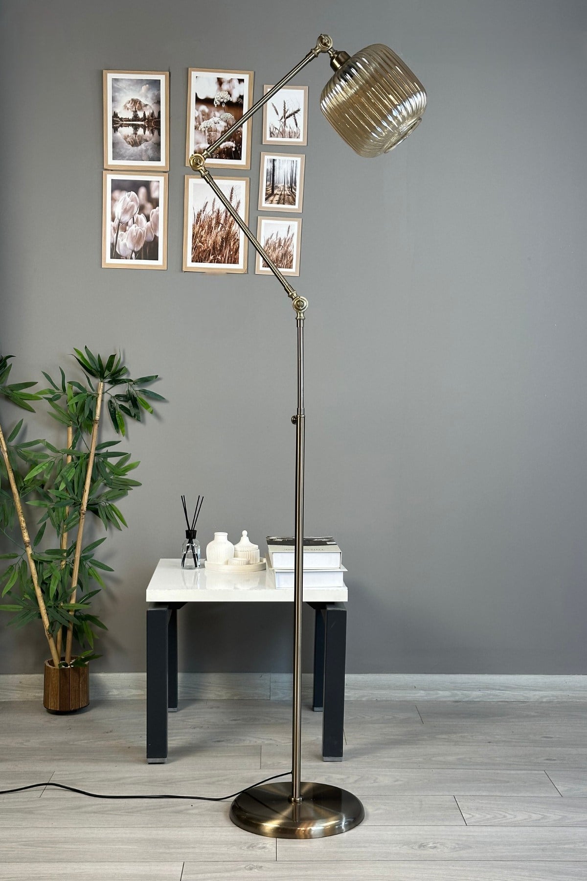 Mopa Bal Rengi Cam 3 Mafsallı Eskitme Gövde Metal Lambader Modern Dekoratif Zemin Lambası