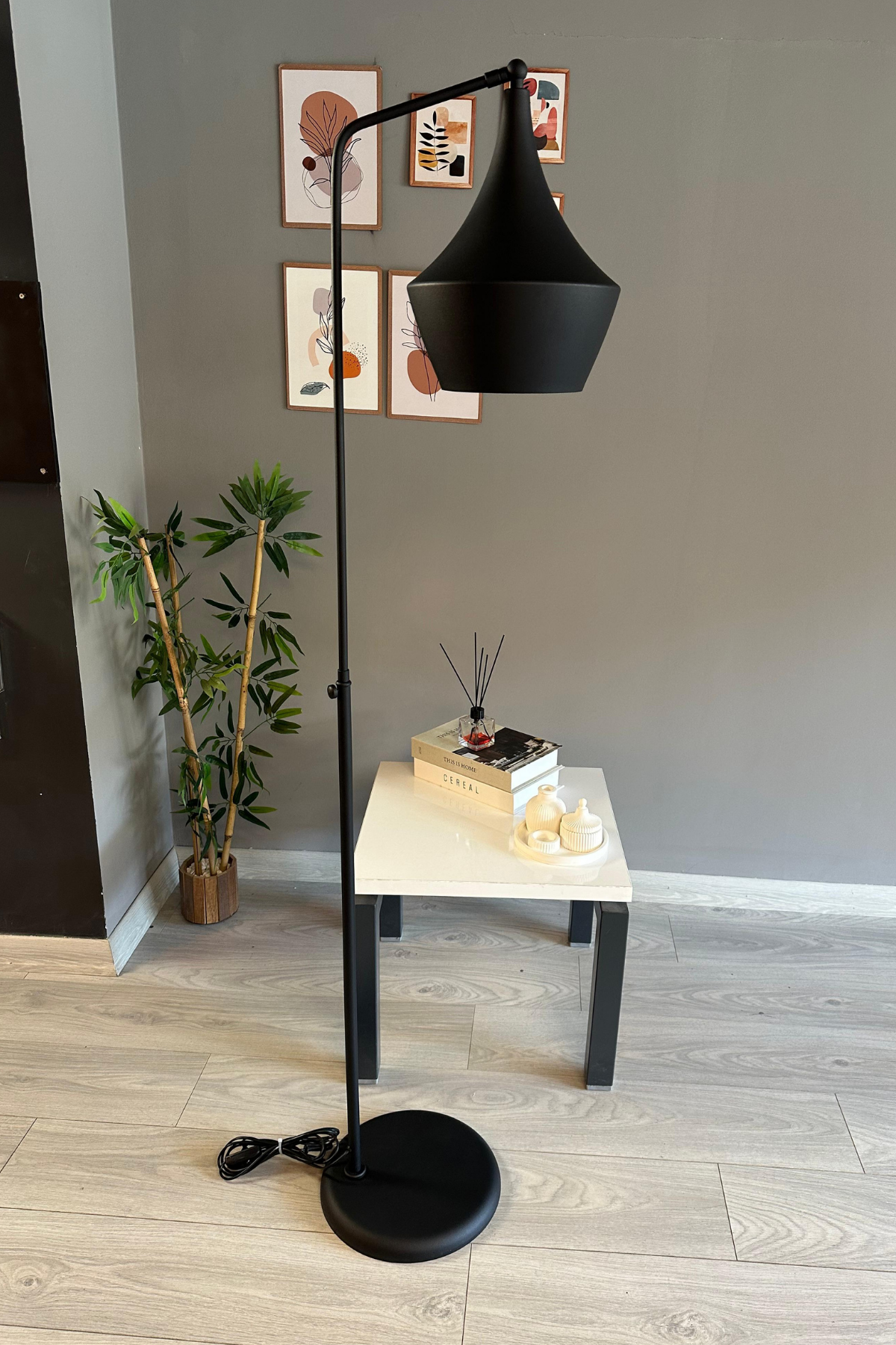 Siyah Lambader Düz Hareketli Başlık Modern Dekoratif Metal Oturma Odası Çalışma Odası