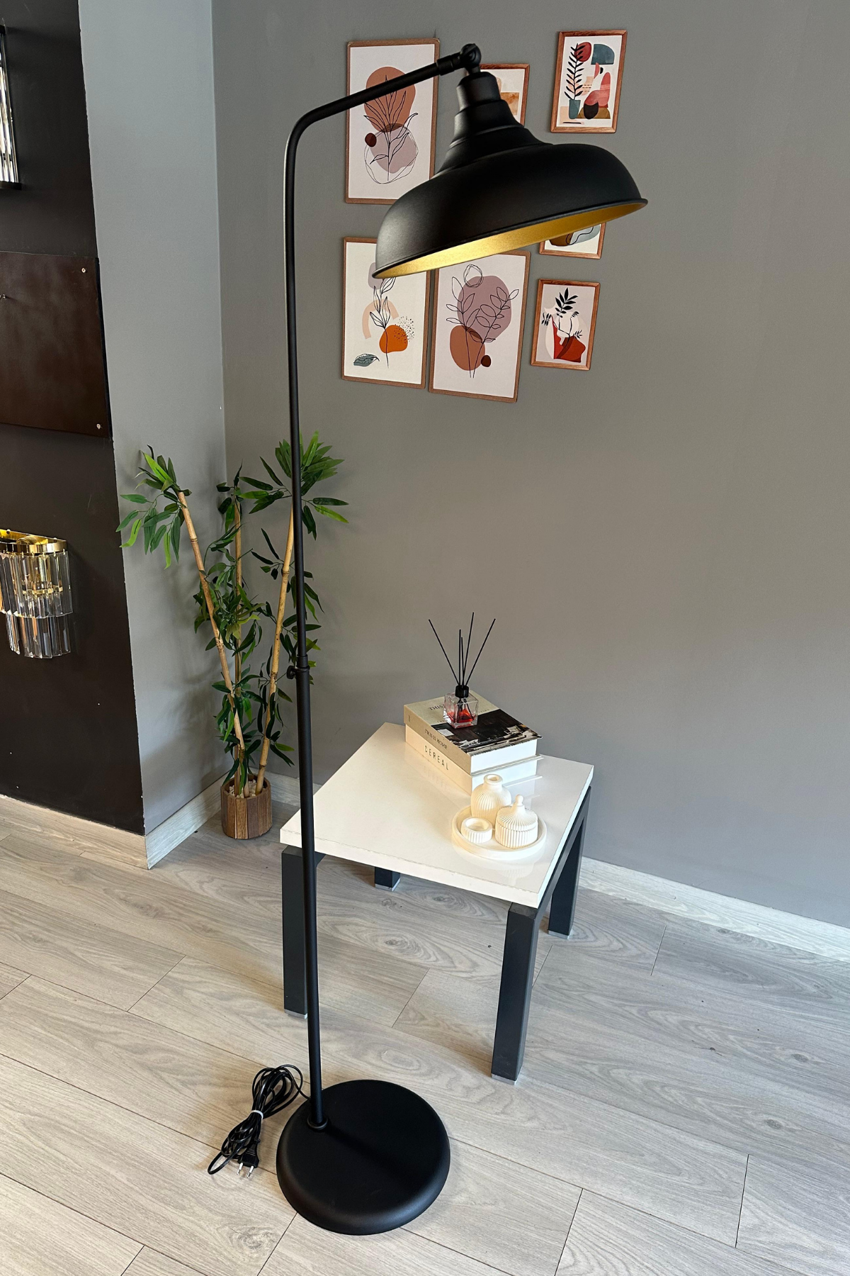 Siyah Lambader Düz Hareketli Başlık Modern Dekoratif Metal Oturma Odası Çalışma Odası Zemin Lambası