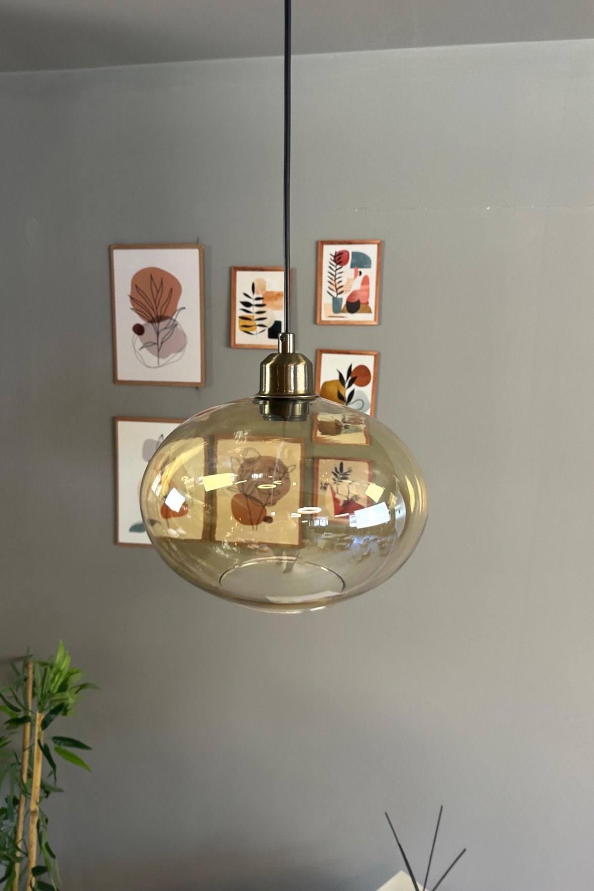 Solvia Cam Bal Rengi Tekli Avize Yarım Lale Başlık Retro Sarkıt Lamba Salon Aydınlatma