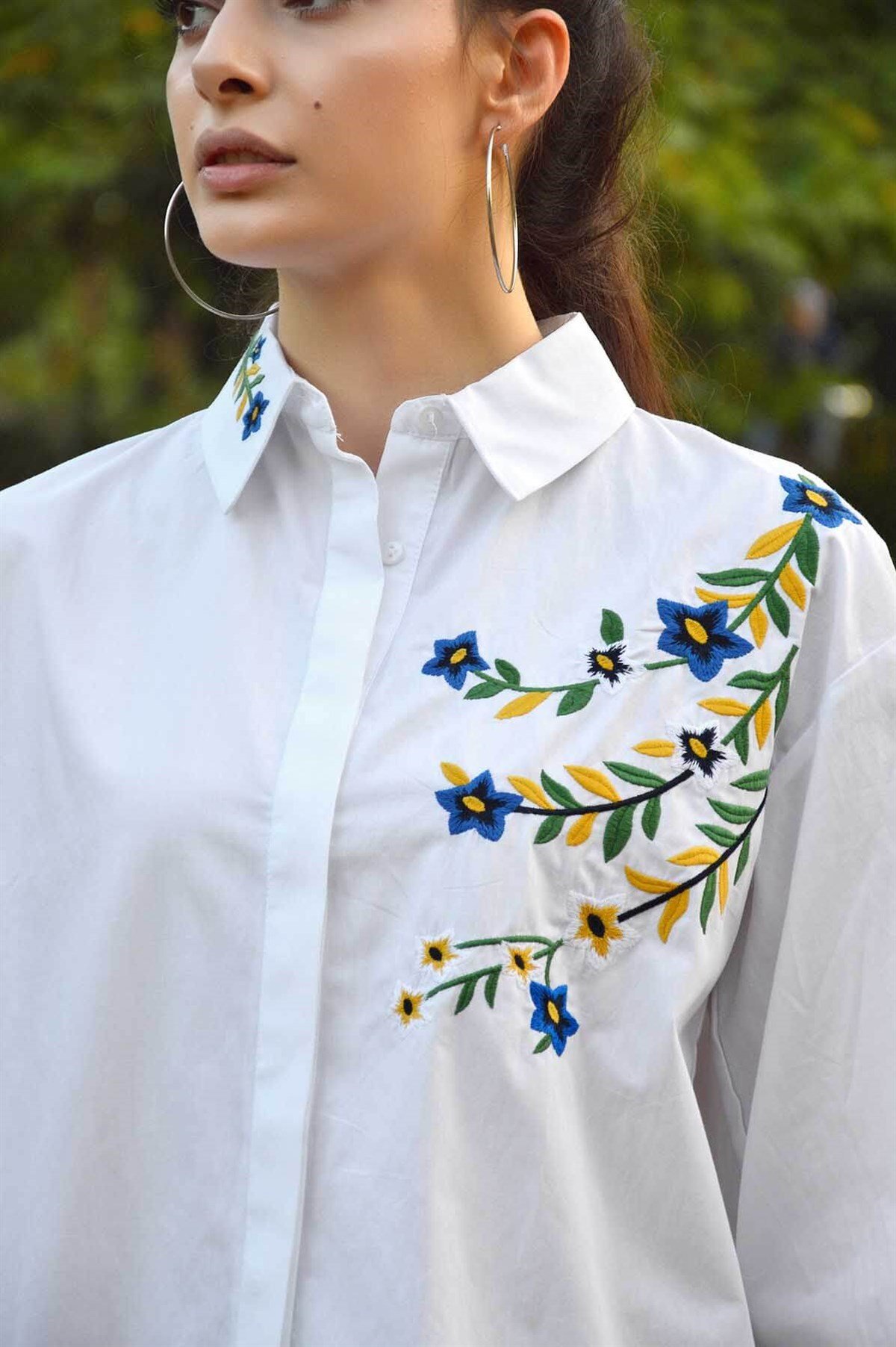 Kadın Beyaz Yaprak Nakışlı Gömlek - Megapol Giyim