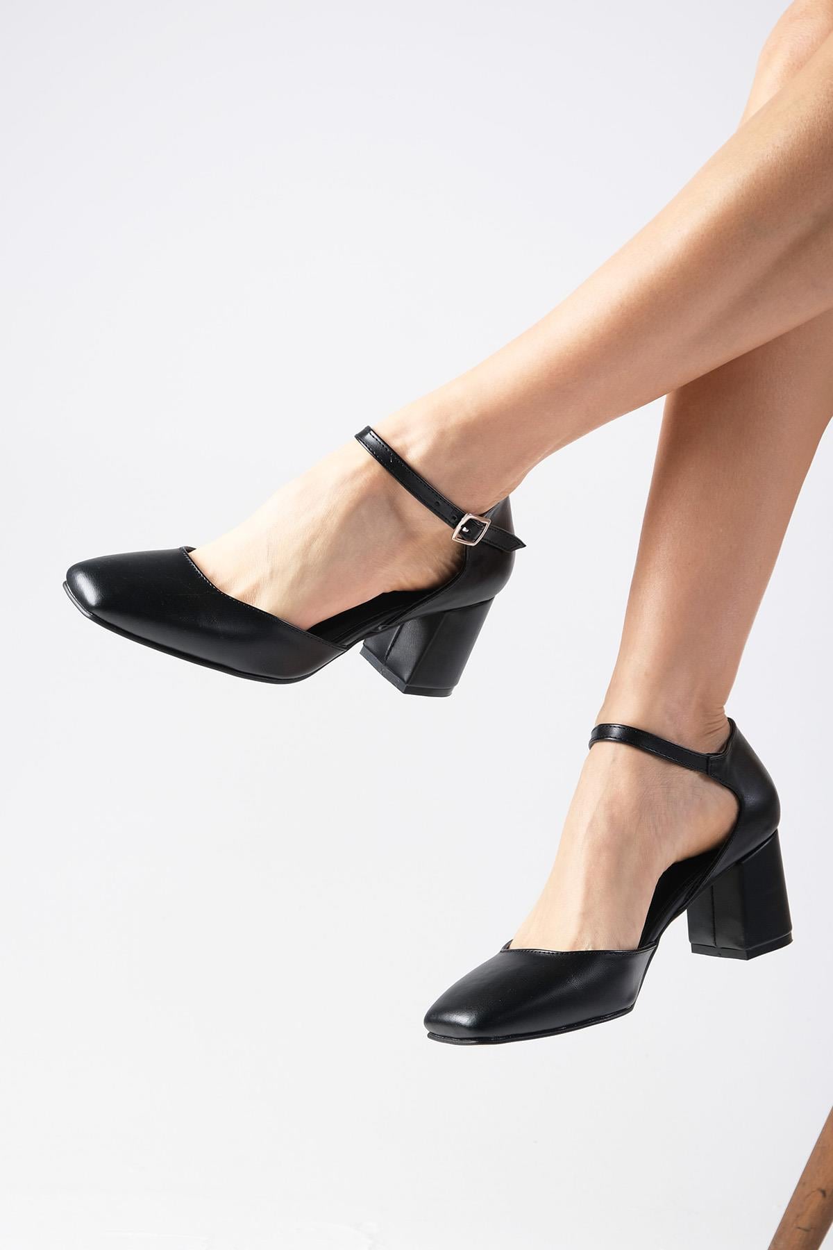 Anna Black Color Blunt Toe Heels