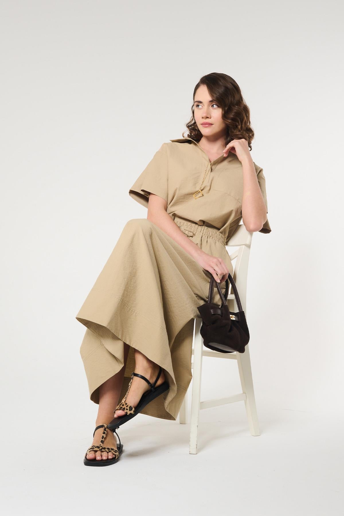 Bej Renk Şömiziye Yaka Gömlek