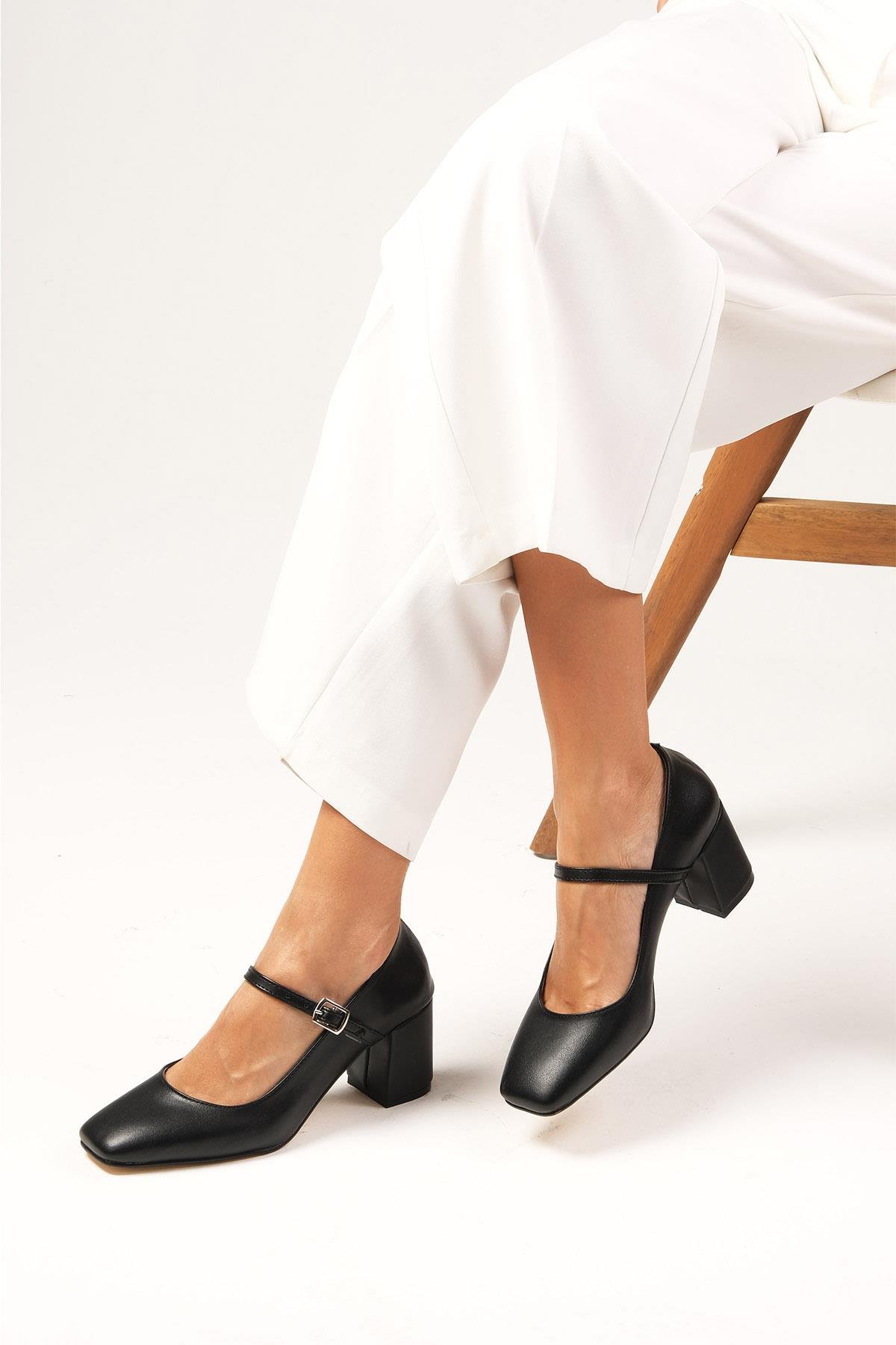 Alda Siyah Renk Topuklu Ayakkabı