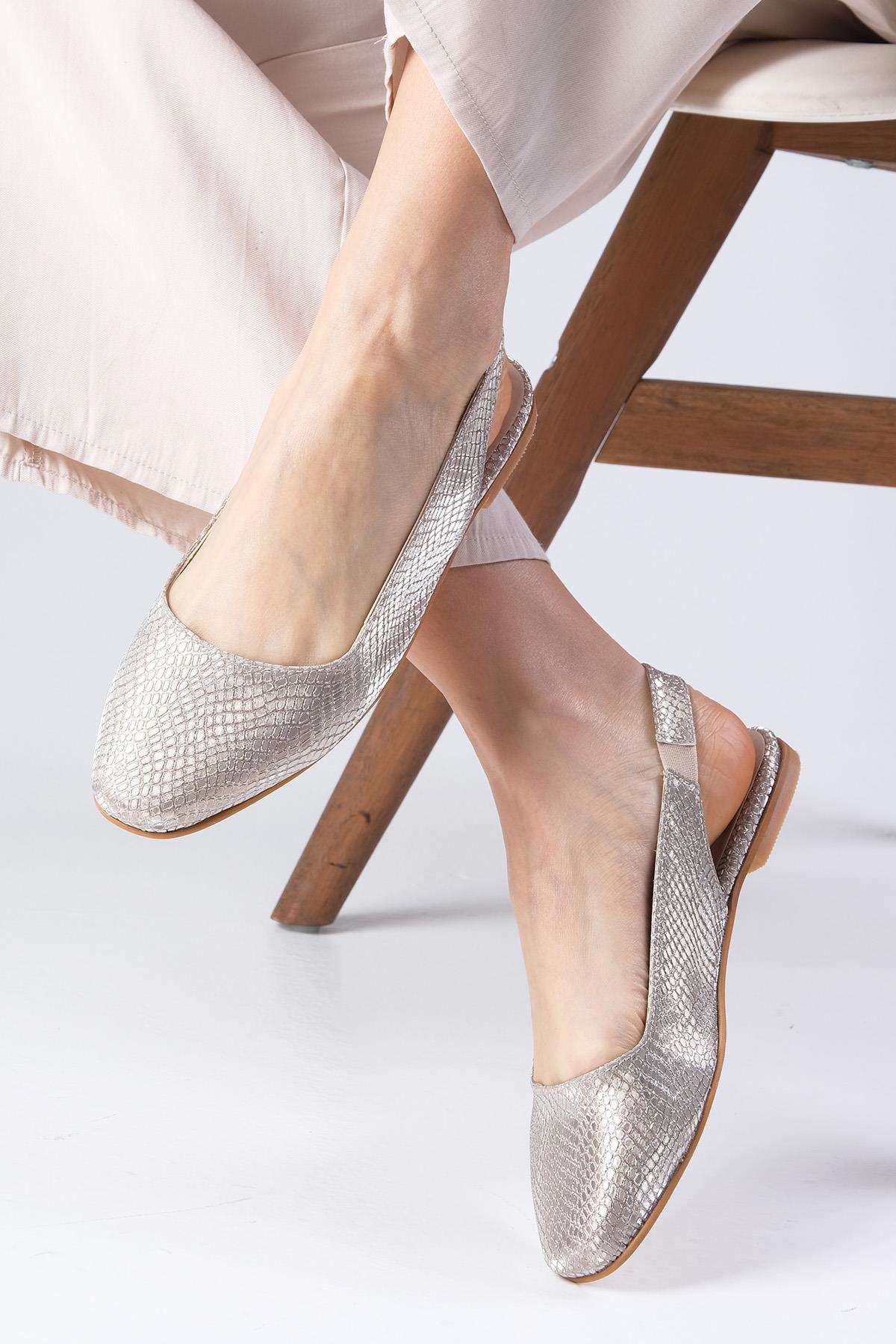 Ally Altın Renk Yılan Derisi Desenli Küt Burun Babet