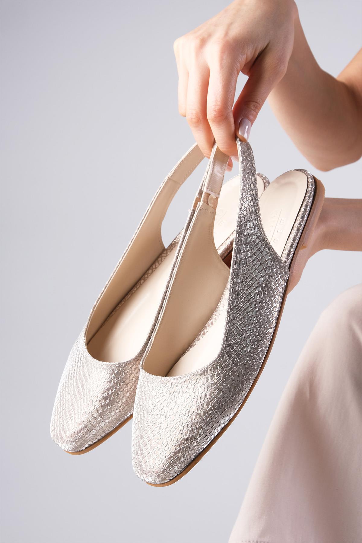 Ally Altın Renk Yılan Derisi Desenli Küt Burun Babet