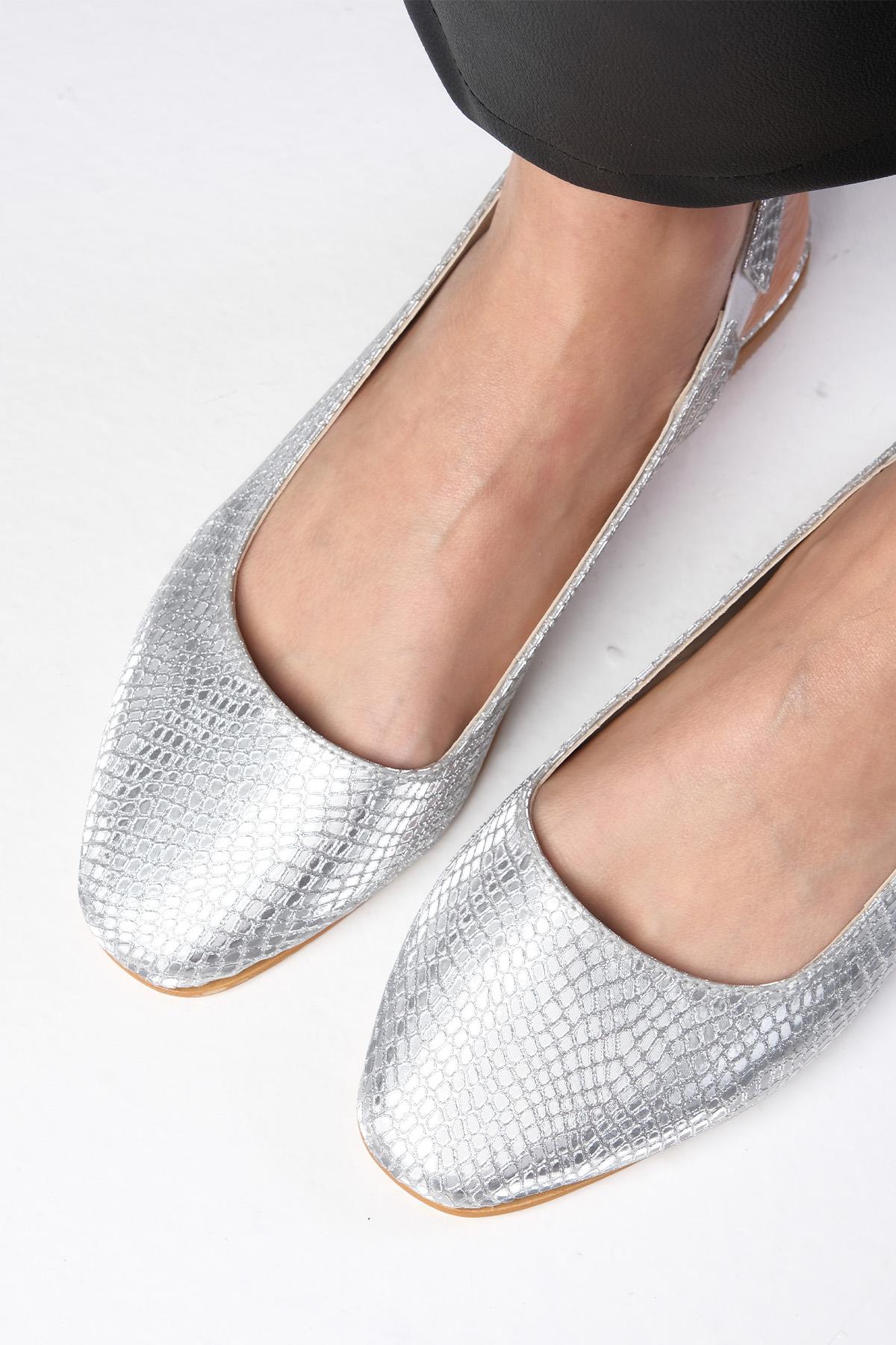 Ally Gümüş Renk Yılan Derisi Desenli Küt Burun Babet