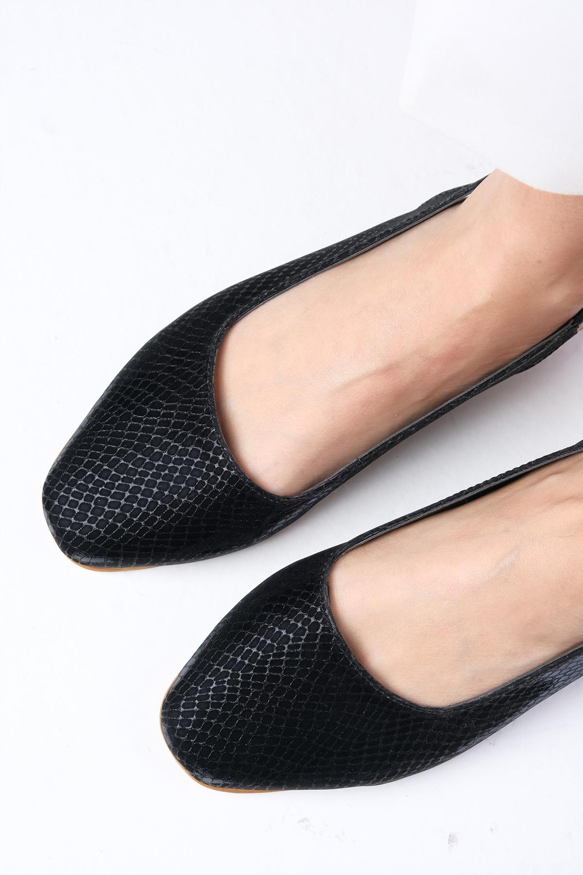 Ally Siyah Renk Yılan Derisi Desenli Küt Burun Babet