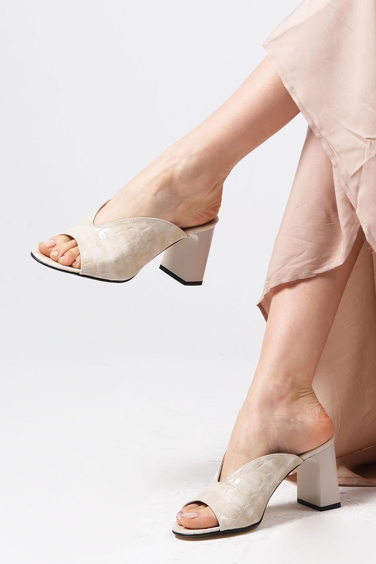 Alona Bej Renk Topuklu Terlik